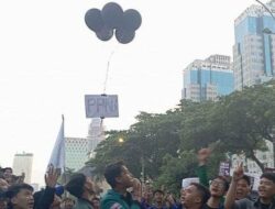 Massa BEM SI Demo Tolak PPN 12 Persen, Lepas Balon Hitam sebagai Simbolisasi