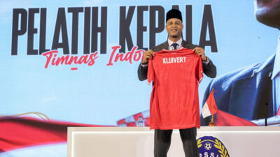 BREAKING NEWS : GAGAH PAKAI PECI HITAM! PATRICK KLUIVERT RESMI NAHKODAI TIMNAS INDONESIA